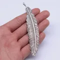 Grote 106mm vintage metalen veren hanger voor het maken van handgemaakte sieraden - Veer Stijl (B11899) / Antiek Zilver