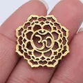 Antiekgouden Om-symbool chakra hanger met lotus opengewerkt design in hand gehouden - Antiekgoud (D10470)
