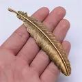 Grote vintage gouden veer hanger 106mm accessoire voor DIY handgemaakte sieraden - Veer Stijl (D10118) / Antiek Goud