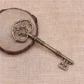 Antiker Bronze-Schlüsselanhänger mit Schnörkeln für DIY-Schmuckherstellung, 82x31mm Größe. - Antikbronze