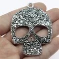 Gran colgante de calavera plateada vintage con grabados florales para joyería artesanal - Plata antigua