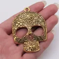 Colgante de calavera de oro antiguo con grabado floral para creación de bisutería DIY - Oro antiguo