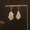 Elegantes pendientes de perlas barrocas hechos a mano con alambre dorado y detalles de cristal. - Estilo Perla Barroca Tejida