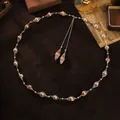 Elegante collana lunga con perle avvolte in filo metallico con finitura oro vintage. - Catena Maglione Avvolta in Perle Tessuta a Mano