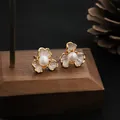 Eleganti orecchini a lobo a tre petali dorati e bianchi con perle naturali centrali - Orecchini Fiore Smalto Bianco Tre Petali