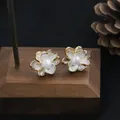 Eleganti orecchini a lobo a fiore in argento S925 con perla naturale e bordi dorati - Orecchini Fiore Doppio Strato Smalto