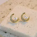 Eleganti orecchini a lobo a forma di mezzaluna dorati con perla bianca e cristalli scintillanti - Orecchini Perla Luna