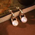 Eleganti orecchini a catena dorata con perle naturali presentati in scatola di lusso - Bottone Perla a Catena / Oro