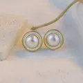 Eleganti orecchini a perno con perla tonda, bordo perlato dorato e intarsio in madreperla - Orecchini Design Cerchio Conchiglia