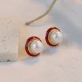 Eleganti orecchini a lobo con perla bianca, bordo in smalto rosso e finiture in oro testurizzato - Orecchini Cerchio Smalto Rosso