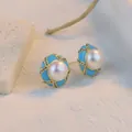 Eleganti orecchini a lobo a fiore in smalto blu con perle bianche naturali su oro - Orecchini Esagono Blu Turchese