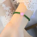 Elegantes handgefertigtes Armband mit lila Kunzit und grünen Kristallperlen am Handgelenk - Grünes Kristall Kunzite Armband