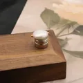 Elegante barokke parel magnetische broche op een professionele houten presentatie - Wit
