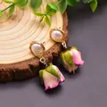 Eleganti orecchini in argento 925 con perle bianche e boccioli di rosa rosa in resina - Stile Rosa-Viola 2 (GE1004) / Viola rosato