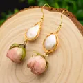 Orecchini pendenti con perle e boccioli di rosa rosa e filo d'oro - Perla Barocca Stile 6 (GE1004)