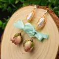 Orecchini vintage fatti a mano con perle barocche e boccioli di rosa e nastro menta - Orecchini a Fiocco Stile 7 (GE1004)