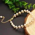 Elegant handgemaakt zoetwaterparel armband met vergulde kralen op natuurlijk hout - Witte Parel Armband