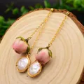 Orecchini pendenti fatti a mano con bocciolo di rosa e perla barocca su base di legno - Perla Tonda Stile 8 (GE1004)