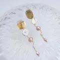 Eleganti orecchini lunghi con perle naturali barocche e finitura dorata spazzolata - Orecchini A Clip Con Perle Incastonate