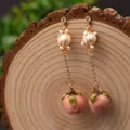 Eleganti orecchini pendenti fatti a mano con perle e boccioli di rosa in resina - Pendente Rosa Stile 10 (GE1004)