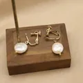 Orecchini a clip in stile vintage con perle barocche naturali e dettagli dorati - Clip Regolabile