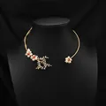 Elegante handgemaakte natuurlijke parel choker ketting met gouden blad accenten voor haar - Meeldraadblad Ketting / Goud