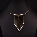Collier choker en fil doré avec cascade de perles d'eau douce naturelles en forme de goutte - Style à Pampilles en Cascade
