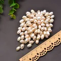 Elegante broche de perlas naturales de agua dulce hecho a mano en forma de flor dorada - Broche de Perlas de Agua Dulce (GO0382)