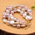 Dettaglio del bracciale multistrato con perle barocche viola su fondo legno. - Bracciale di Perle Barocche a Quattro Strati / Con Chiusura 19cm