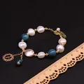 Armband aus natürlichen Barockperlen und blauem Apatit mit goldenem Kreuzanhänger. - Kyanit Kreuz Stil