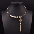 Girocollo dorato vintage con perle d'acqua dolce naturali e ciondolo a nappa elegante. - Girocollo con Nappa Cloisonné