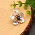 Elegante Brosche mit Barockperlen und blauem Lapislazuli in Blumenform mit Goldoptik - Blumenbrosche / Lapislazuli