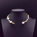 Handgemaakte choker van natuurlijke zoetwaterparels met een elegante gouden afwerking. - Zoetwaterparel (Dubbelzijdig) / Goud