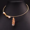 Élégant collier ras du cou en fil doré avec perles d'eau douce naturelles et pierres roses - Style Pendentif Long