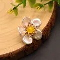 Handgefertigte Brosche aus natürlichen Barockperlen in Blumenform - Blumenbrosche / Gelb