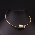 Choker élégant en or avec perles d'eau douce naturelles et perles vertes - Style Fleur Perle