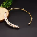 Collier rigide vintage doré orné de perles d'eau douce naturelles et de gemmes vertes - Perle Blanche