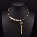 Elegante gouden zoetwaterparel choker ketting met een gedetailleerde metalen kwast hanger - Geometrische Kwastje Choker / Goud
