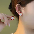 Elegante Süßwasserperlen-Ohrstecker mit rotem Emaille-Rand im französischen Vintage-Stil. - Rote Kreise