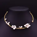 Ras de cou élégant fait main doré 18 carats avec fleurs en perles d'eau douce baroques. - Style de Perle Irrégulière