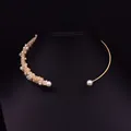 Elegante goudkleurige choker met natuurlijke zoetwaterparels op zwarte sieradenstand. - Zoetwaterparel (Choker) / Goud
