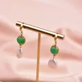 Handgefertigte Draht-Ohrringe mit grünem Jadestein und echten Barock-Süßwasserperlen - Grüne Jade Barock Tränenperle Ohrringe