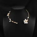 Minimalistische choker van natuurlijke zoetwaterparels met gouden bloemdetails - Parel Bloem Halsketting / Goud