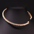 Elegante goudkleurige open choker ketting met natuurlijke witte zoetwaterparels. - Dubbellaagse Parelchoker / Goud