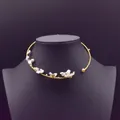 Elegante choker van natuurlijke zoetwaterparels met goudkleurig bloemendesign. - Barokke Parelchoker / Goud