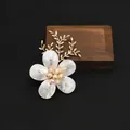 Elegante broche de flor de concha blanca con perlas naturales para bodas y regalos - Broche de Rama de Flor de Concha