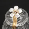Elegante broche de perlas naturales con flor de concha y borlas doradas - Broche de Perla de Flor de Concha con Borlas