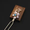 Eleganter Haarkamm im chinesischen Stil mit Barockperlenblüte und Aquamarin-Detail - Lila Blumen Perlen Haarklammer