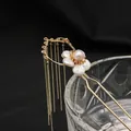 Traditioneller chinesischer Haarstab mit Perlenblume und langen goldenen Quasten - Floral Quaste Haarnadel-Set