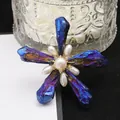 Eleganter Barock-Stern-Anstecknadel mit schillernden Kristallen und Süßwasserperlen - Blau Pentagonale Kristall Brosche